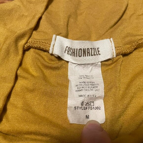 2000’s Mustard yellow mini skirtIt is a size small... - Picture 3 of 3